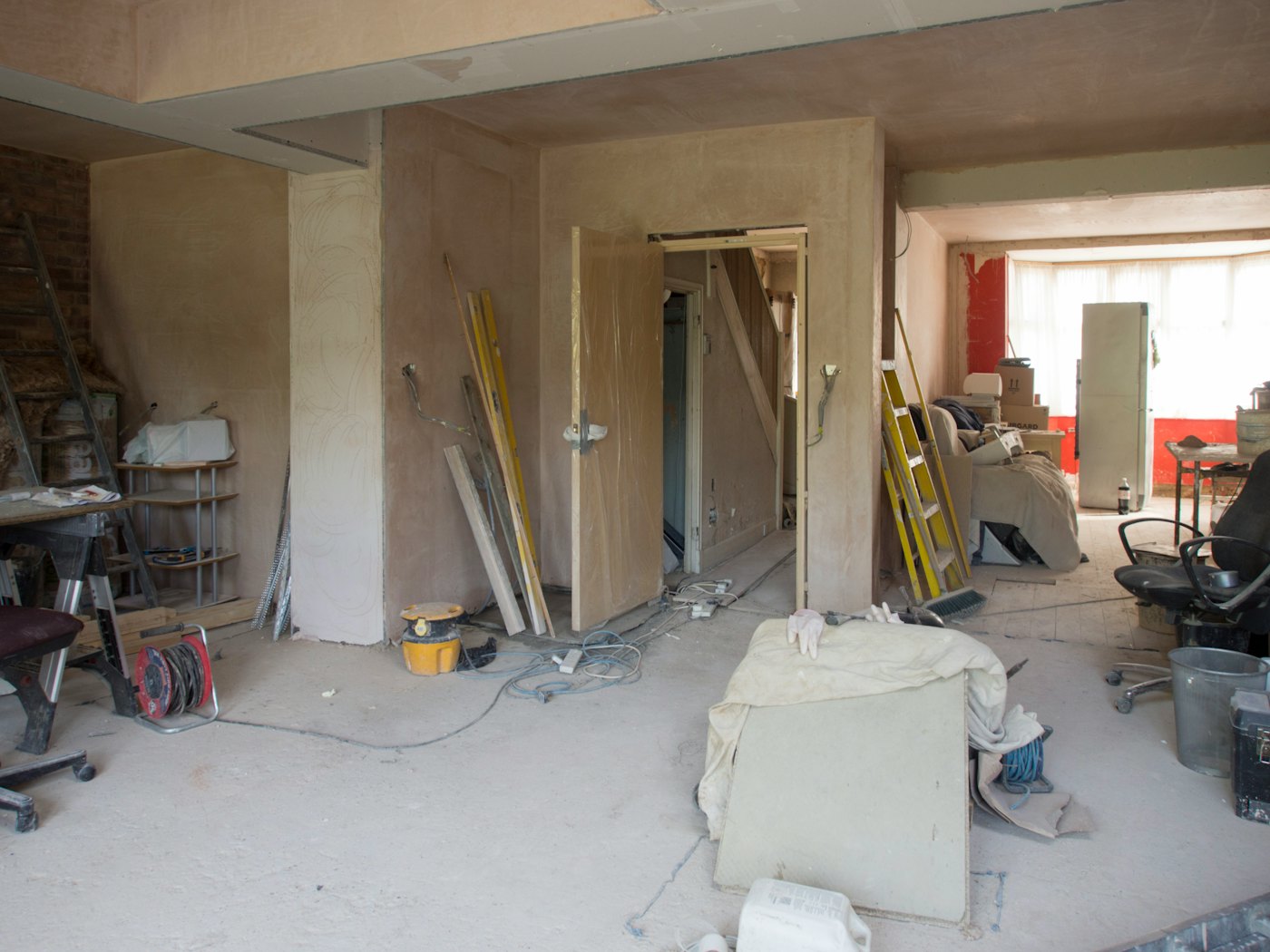 Raum im Ausbau mit Werkzeug und Baumaterial