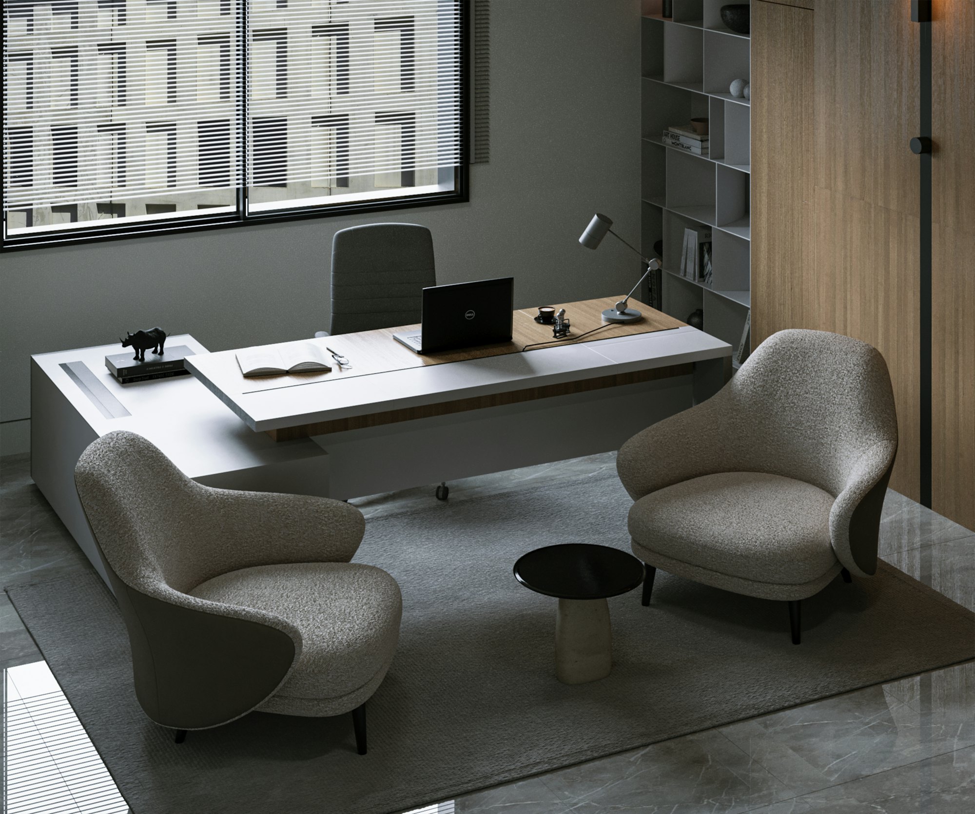 Büro mit Schreibtisch, Sesseln und großem Fenster