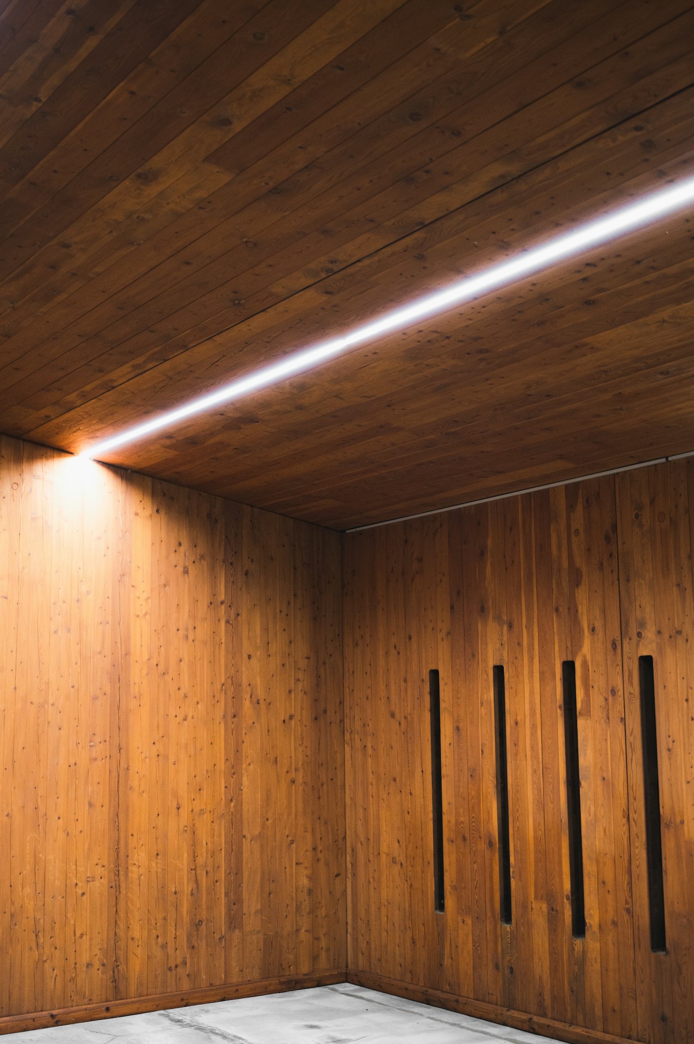 Raum mit Wand und Decke aus Holz, eingelassene Lichtleiste