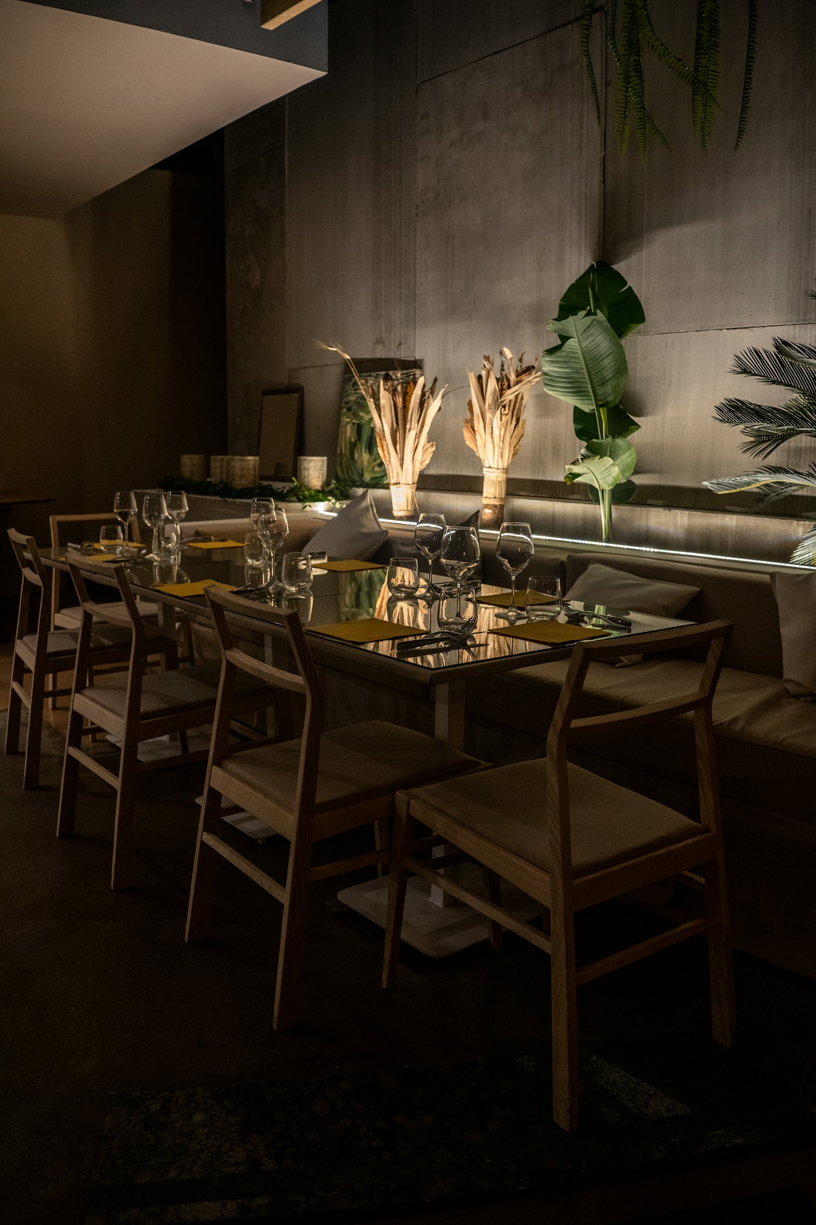 Restaurant mit Holztischen, Stühlen und gedämpftem Licht